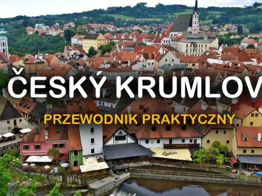 Widok na urokliwy Czeski Krumlov, jedno z najpiękniejszych miast Czech, z charakterystycznymi czerwonymi dachami i wieżą kościelną.