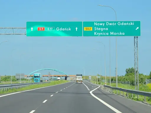 Zielony znak drogowy z napisem "S7 E77 Gdańsk" i "Nowy Dwór Gdański", "Stegna", "Krynica Morska".
