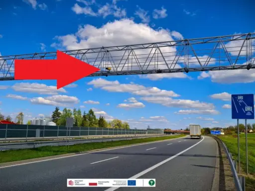 Czerwona strzałka wskazuje na bramownicę z urządzeniami do odcinkowego pomiaru prędkości na A4.