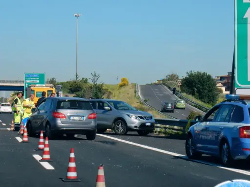 Wypadek na autostradzie. Policja zabezpiecza teren. Zielona karta gdzie potrzebna? Może do ubezpieczenia pojazdu po kolizji.