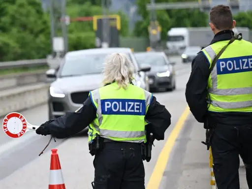 Policjanci kierują ruchem na trasie w Zgorzelcu. Jeden z nich trzyma znak "STOP".