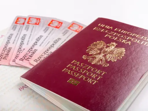 Paszporty i dowody osobiste Rzeczypospolitej Polskiej. Do jakich krajów potrzebny jest paszport? Do podróży poza Unię Europejską.
