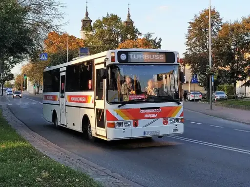Autobus miejski "Turbuss" na lubartowskiej trasie, z napisem "Komunikacja Miejska".
