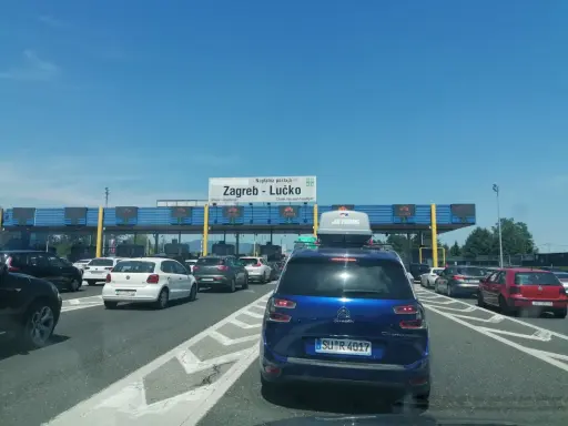 Korki na autostradzie w Chorwacji przy bramkach do opłat w Zagrzebiu-Łucku.