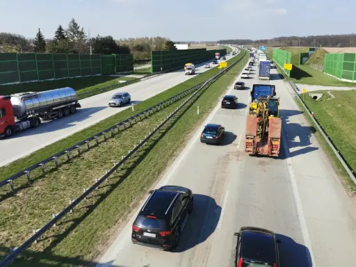 Ciężarówka z cysterną i koparka na lawecie to pojazdy, które mogą wjechać na autostradę.