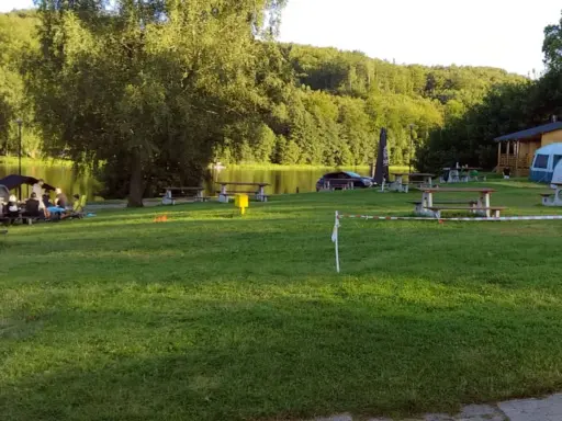 Relaks nad jeziorem, piknikowe stoły i namioty tworzą sielski krajobraz. To miejsce to prawdziwa **mała Szwajcaria Przywidz**.