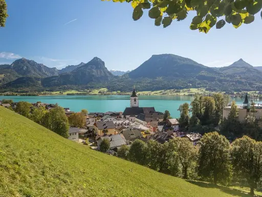 Malownicze jeziora w Austrii, z miasteczkiem i górami w tle.