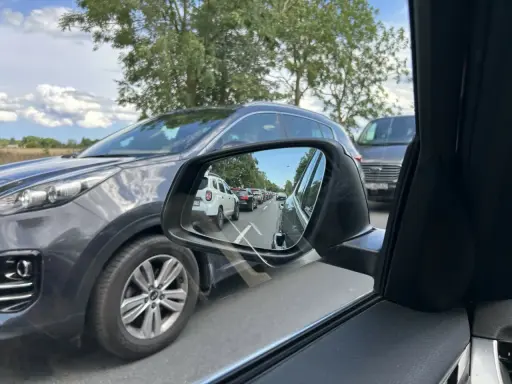 Korek na drodze do Mielna. W lusterku widać rząd samochodów, które utknęły w korku.