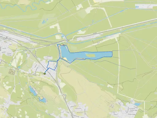 Mapa pokazuje trasę spacerową wokół jeziora w Jaworznie, z zaznaczonymi ulicami i terenami zielonymi.