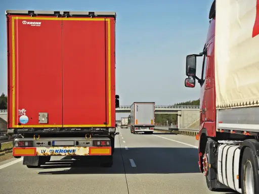 Ciężarówki na autostradzie. Kierowcy powinni znać taryfikator mandatów dla ciężarówek w Niemczech, by uniknąć kar.