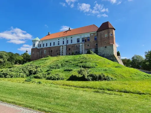 Zamek na wzgórzu, zielona trawa, błękitne niebo. Może to najkrótsza trasa do Sandomierza?