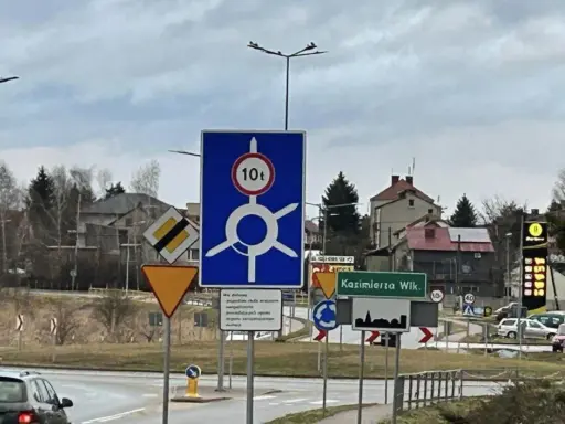 Znaki drogowe przy rondzie na trasie Kazimierza Wielka. Ograniczenie tonażu 10t.