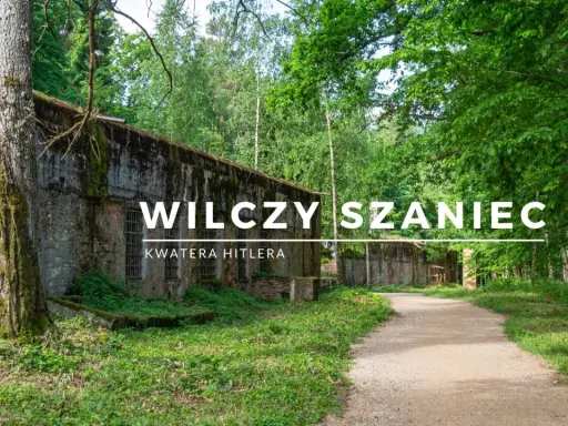 Wilczy Szaniec, historyczna kwatera Hitlera, to potężne bunkry ukryte w gęstym lesie, otoczone zielenią i ścieżkami.