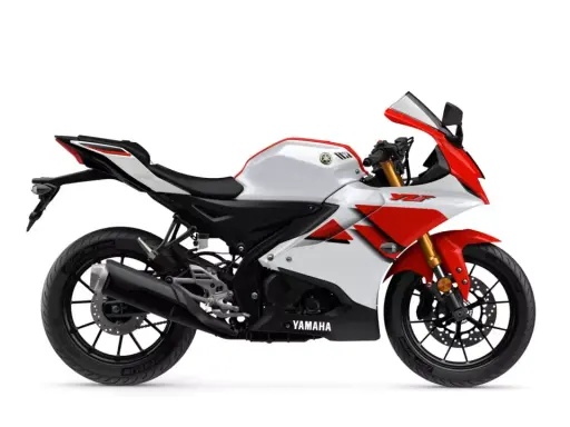 Sportowy motocykl Yamaha YZF R125 w biało-czerwonej kolorystyce. Zwróć uwagę na wygodną wysokość siedzenia.
