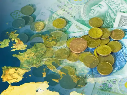 Mapa Europy na tle polskich banknotów i monet. Czy w Norwegii można płacić euro? Obraz sugeruje pytania o waluty w Europie.