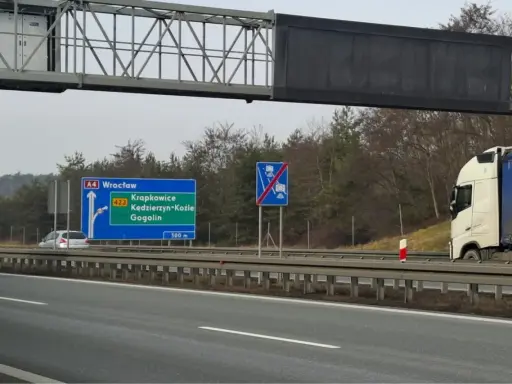 Znak drogowy A4 Wrocław z kierunkami Krapkowice, Kędzierzyn-Koźle, Gogolin. Obok znak odcinka objętego monitoringiem.