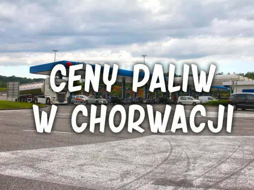 Stacja paliw z samochodami i cysterną. Napis "Ceny paliw w Chorwacji" informuje o kosztach tankowania.