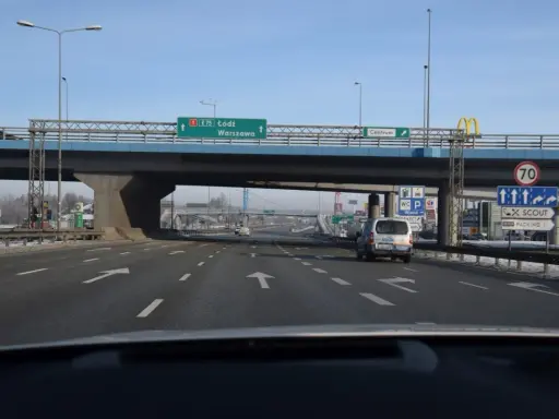 Na A1, przed odcinkowym pomiarem prędkości, znaki wskazują Łódź, Warszawę i Centrum.