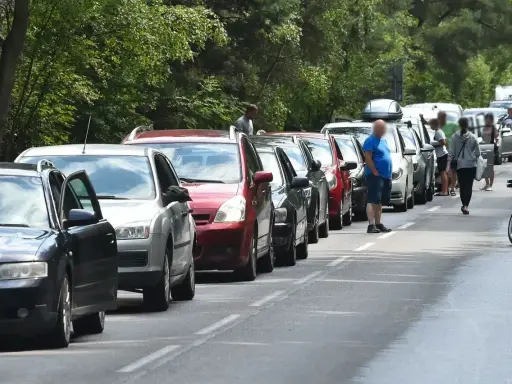 Długi korek samochodów na trasie do Helu. Kierowcy stoją w upale, czekając na przejazd.