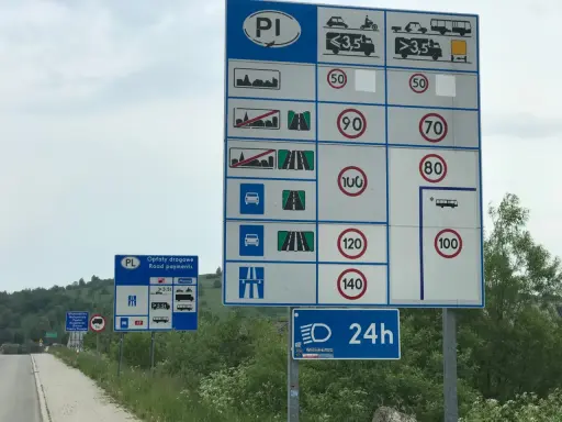 Znaki drogowe w Polsce informują o limitach prędkości, np. 120 km/h w tunelu.