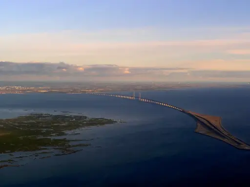 Most Øresund, łączący Danię ze Szwecją, ma 16 km długości. Widok z lotu ptaka na imponującą konstrukcję.