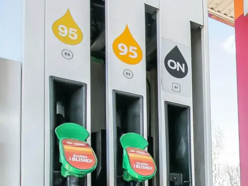 Rodzaje paliwa: dystrybutory z oznaczeniami 95 (E5) i ON (B7) na stacji paliw.