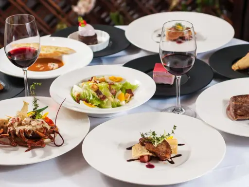 Elegancka kolacja we Francji: homar, steki, sałatka Cezar i desery. Idealne menu, by dowiedzieć się, co zjesc we Francji.