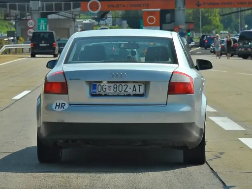 Srebrny Audi z chorwackimi tablicami rejestracyjnymi hr. OG 802-AT na autostradzie.