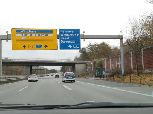 Autostrada A14 w Niemczech. Znaki kierują do Würzburga, Frankfurtu, Hanoweru, Baselu i Darmstadt.