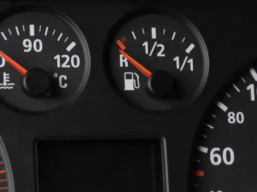 Wskaźnik paliwa w Renault Master pokazuje, że zostało go niewiele, prawie na rezerwie. Obok widać wskaźnik temperatury silnika.