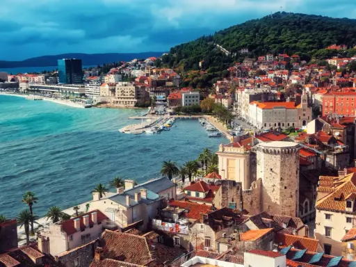 Widok na Split z turkusowym morzem i zabytkową architekturą. Czy Chorwacja jest droga? Ten malowniczy krajobraz może sugerować, że warto zainwestować.