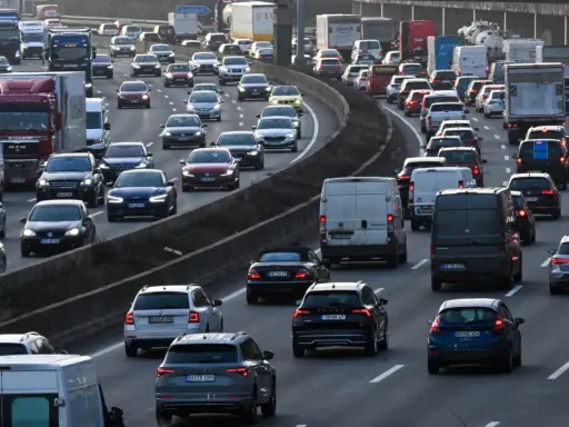 Korek na autostradzie w Niemczech. Tłok samochodów i ciężarówek, wielu kierowców spieszy się do celu.