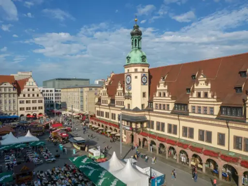 Tętniący życiem rynek w Lipsku, z ratuszem i kramami. Idealne miejsce na spacer i odkrywanie uroków miasta. Lipsk trasa zachwyca!