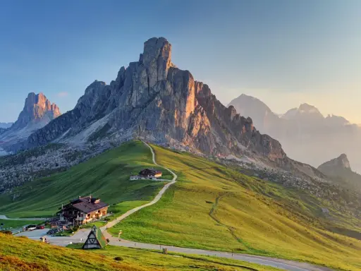 Dolomity, jedne z najpiękniejszych gór we Włoszech, z zielonymi zboczami i skalistymi szczytami oświetlonymi słońcem.