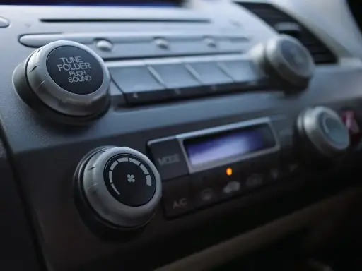Pokrętła radia samochodowego. Zastanawiasz się, jak nie płacić abonamentu za radio w samochodzie? Wykorzystaj dostępne funkcje!