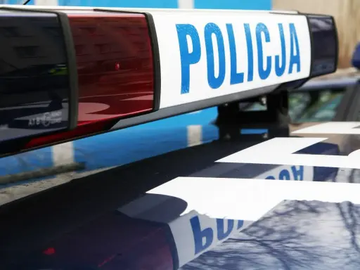 Nawet za zbyt wolną jazdę można dostać mandat. Na dachu radiowozu napis POLICJA.
