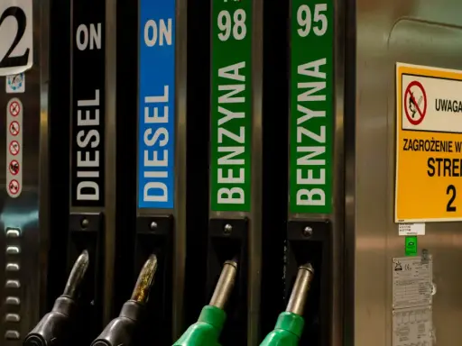 Dostępne paliwa: Diesel, benzyna 95 i 98. Zapewnij sobie płynną jazdę zimą, wybierając odpowiednie paliwo zimowe.