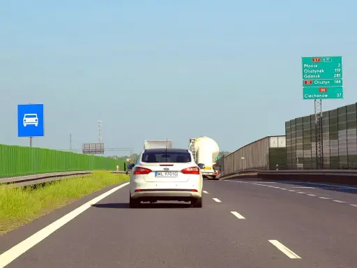 Jazda po polskich drogach. Samochód osobowy i ciężarówka na autostradzie S7 w kierunku Gdańska.