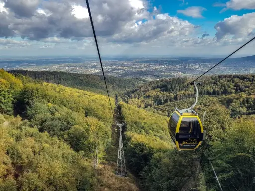 Kolejka linowa w Beskidach, widok na Bielsko-Białą i Szczyrk. Jesienne kolory lasów.