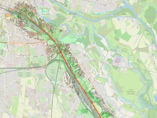 Mapa pokazuje fragment Wrocławia z zaznaczoną linią kolejową. Widać tereny zielone, rzekę Oławę i osiedla. Odległość między Koninem a Wrocławiem jest znacząca.