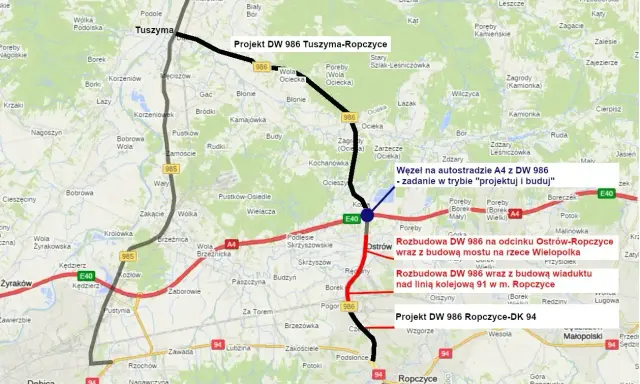 Mapa pokazuje przebieg projektowanej trasy DW 986 Tuszyma-Ropczyce, z zaznaczonymi odcinkami budowy i rozbudowy, w tym węzłem na autostradzie A4.