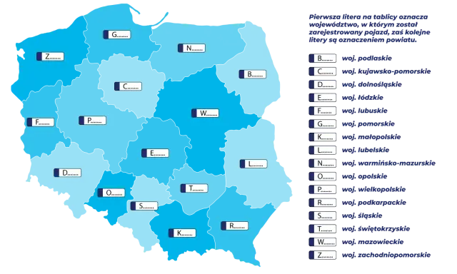 Mapa Polski z zaznaczonymi województwami i literami, które są skrótem tablic rejestracyjnych.