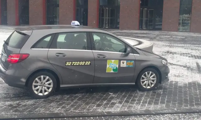Szary Mercedes Eko Taxi czeka na pasażerów w zimowy dzień. Może zawiezie Cię z Katowic do Sosnowca?