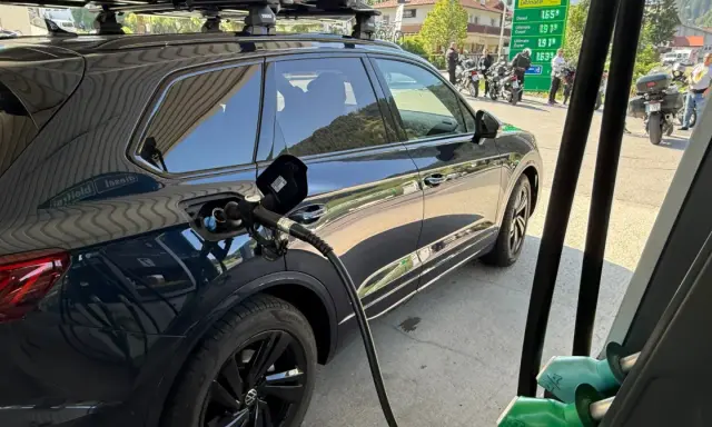 Tankowanie auta na stacji paliw. Widoczne ceny paliw w Austrii: Diesel 1,659€, Ultimate Diesel 1,919€, Ultimate Super 1,639€.