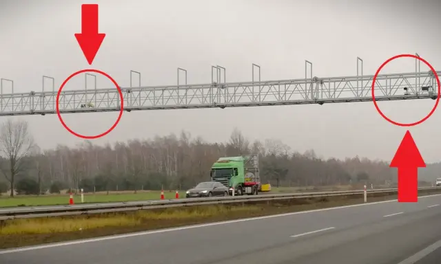 Fotoradar A2 Konin. Dwa urządzenia nad autostradą, jedno z nich z pracownikiem.