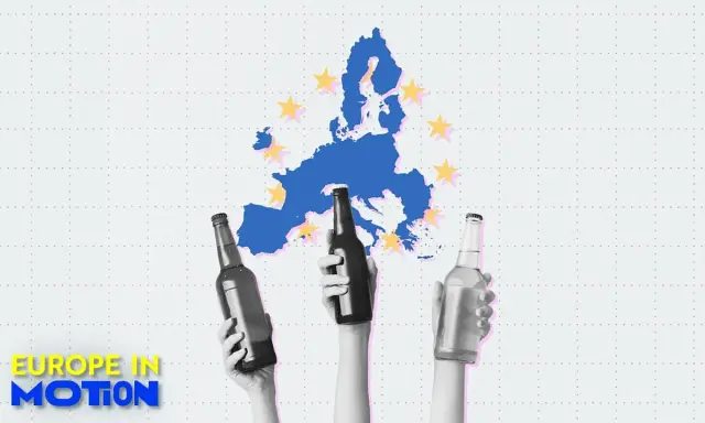 Trzy ręce unoszą butelki piwa na tle mapy Europy z gwiazdami UE. Spożycie alkoholu w Europie w ruchu.