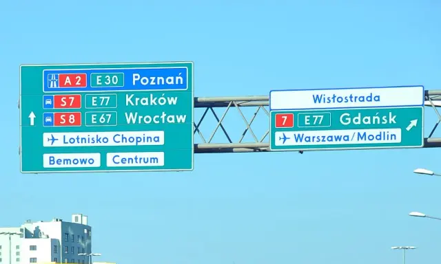 Oznaczenie drogi krajowej z kierunkami na Poznań, Kraków, Wrocław, Lotnisko Chopina, Bemowo, Centrum, Gdańsk i Warszawę/Modlin.