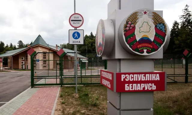 Znak graniczny i budynek odprawy celnej. Wjazd na Białoruś.