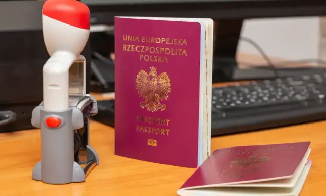 Polski paszport i pieczątka na biurku. Czy do Bośni i Hercegowiny potrzebny jest paszport? Tak, dla obywateli spoza UE.