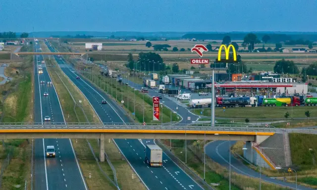 Droga ekspresowa z ruchem samochodów i ciężarówek, przy której znajduje się stacja Orlen i McDonald's. To idealne miejsce na krótki postój, czyli **mop skrót**.